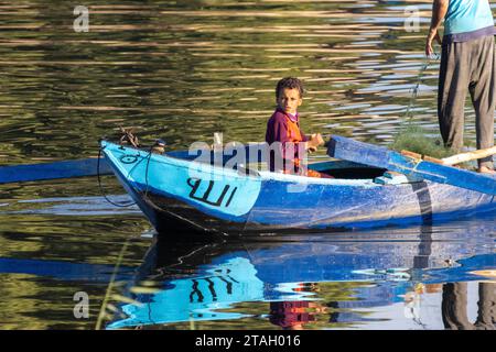 Pêcheur et fils en barque sur le Nil, Louxor, Égypte Banque D'Images
