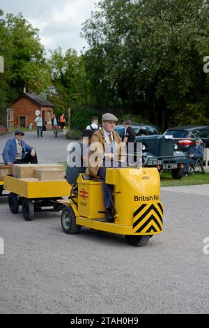 1960's Reenacteurs démontrant le chargement de trains de marchandises à Quorn Station, Great Central Heritage Railway, 'Railways at Work Weekend' Leics, août 2023 Banque D'Images