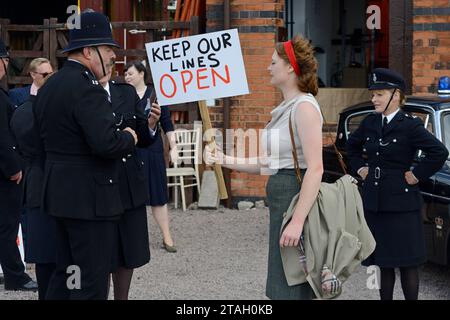 Les réacteurs de 1960 organisent une manifestation contre la fermeture du chemin de fer Dr Beeching à Quorn Station, Great Central Heritage Railway, Leics, août 2023 Banque D'Images