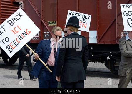 Les réacteurs de 1960 organisent une manifestation contre la fermeture du chemin de fer Dr Beeching à Quorn Station, Great Central Heritage Railway, Leics, août 2023 Banque D'Images