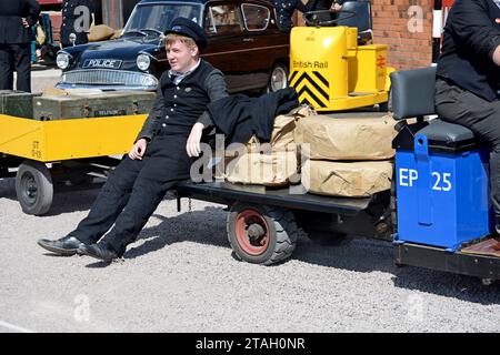 1960's Reenacteurs démontrant le chargement de trains de marchandises à Quorn Station, Great Central Heritage Railway, 'Railways at Work Weekend' Leics, août 2023 Banque D'Images