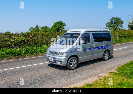 Années 1998 90 années 1990 argent MAZDA MPV 2490 cc diesel P / V.. Bongo FRIENDEE Auto Free TOP 2,5. Camping-cars, camping-cars sur les routes de Grande-Bretagne, véhicule de loisirs RV, vacances en famille, vacances en caravane, vacances en caravane de tourisme, conversions de fourgonnettes, autohome Vanagon, vie sur la route, caravane à moteur Banque D'Images