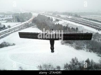 La statue de l'Ange du Nord à Gateshead couvert de neige. Un avertissement météorologique jaune pour la neige et la glace restera en place vendredi pour la côte est du Royaume-Uni, s'étendant de l'Écosse à l'est de l'Anglia. Les avertissements de glace demeurent en vigueur pour l'Irlande du Nord et le sud-ouest de l'Angleterre. Date de la photo : Vendredi 1 décembre 2023. Banque D'Images