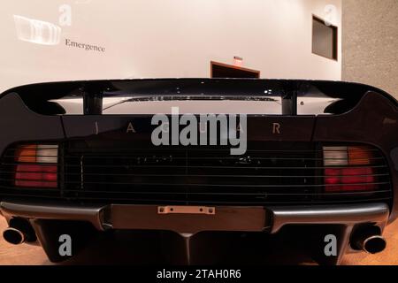 Voiture Jaguar XJ220 1994 vue lors de l'avant-première presse des ventes de luxe de Sotheby's à auctuin House à New York le 30 novembre 2023 Banque D'Images