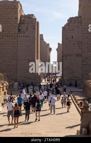 Les touristes affluent vers le complexe du temple de Karnak, Louxor, Égypte Banque D'Images