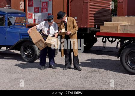 1960's Reenacteurs démontrant le chargement de trains de marchandises à Quorn Station, Great Central Heritage Railway, 'Railways at Work Weekend' Leics, août 2023 Banque D'Images