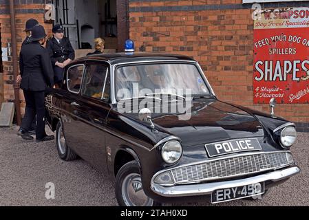 La police des années 1960 se ré-enacteurs avec une voiture de police Ford Anglia d'époque à Quorn Station, Great Central Railway, 'Railways at Work Weekend' Leics, août 2023 Banque D'Images