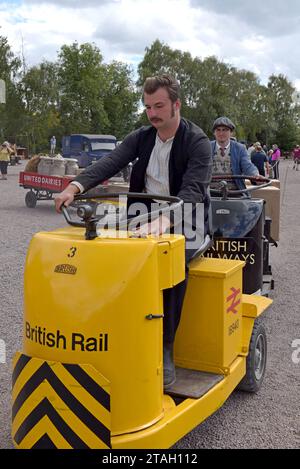 1960's Reenacteurs démontrant le chargement de trains de marchandises à Quorn Station, Great Central Heritage Railway, 'Railways at Work Weekend' Leics, août 2023 Banque D'Images