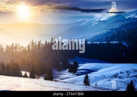 solstice d'hiver dans les montagnes des carpates. paysage avec des collines couvertes de neige boisées sous un ciel avec soleil et lune. concept de changement de jour et de nuit Banque D'Images