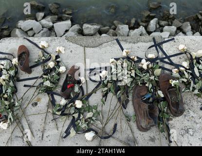 Budapest, Hongrie - 29 août 2017 : Chaussures sur la rive du Danube Mémorial aux Juifs tués par les fascistes pendant la Seconde Guerre mondiale à Budapest. Banque D'Images