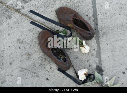 Budapest, Hongrie - 29 août 2017 : Chaussures sur la rive du Danube Mémorial aux Juifs tués par les fascistes pendant la Seconde Guerre mondiale à Budapest. Banque D'Images
