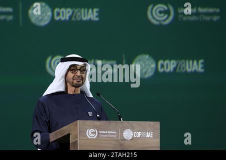 Le président des Émirats arabes Unis Mohamed bin Zayed Al Nahyan prononce un discours lors de la cérémonie d'ouverture du Sommet mondial sur l'action pour le climat à Cop28 à Dubaï. Date de la photo : Vendredi 1 décembre 2023. Banque D'Images