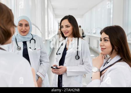 Un groupe de jeunes médecins dans le couloir de la clinique. Banque D'Images