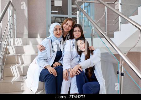 Groupe d'étudiants sur les escaliers dans le couloir d'une université de médecine Banque D'Images
