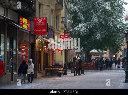 Budapest, Hongrie - 30 novembre 2023 : rue Vaci de la vieille ville de Pest à Budapest, par une journée enneigée. Banque D'Images