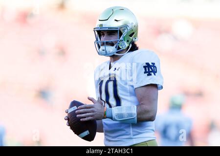 Notre Dame combattant le quarterback irlandais Sam Hartman (10) se réchauffe avant un match de football universitaire de saison régulière contre le Cardinal de Stanford, Saturda Banque D'Images