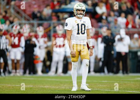 Notre Dame combattant le quarterback irlandais Sam Hartman (10) regarde sur la touche lors d'un match de football universitaire de saison régulière contre les Cardin de Stanford Banque D'Images