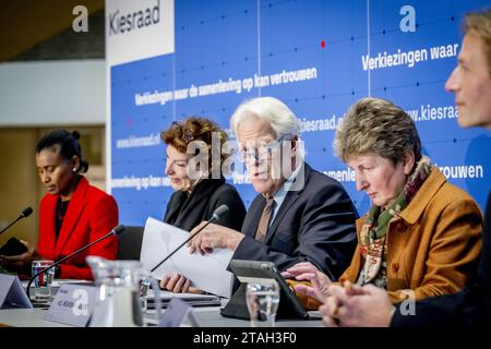 LA HAYE - Wim Kuijken, président du Conseil électoral, lors de l'annonce des résultats officiels des élections à la Chambre des représentants du Conseil électoral. ANP ROBIN UTRECHT netherlands Out - belgique Out Banque D'Images