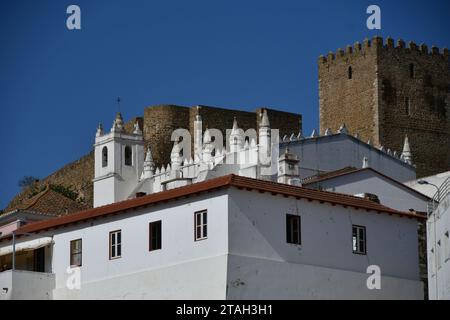 Château de Mértola forteresse médiévale au-dessus de maisons blanches et église dans la ville historique surplombant la vallée de Guadiana dans l'Alentejo Portugal. Août 2022 Banque D'Images