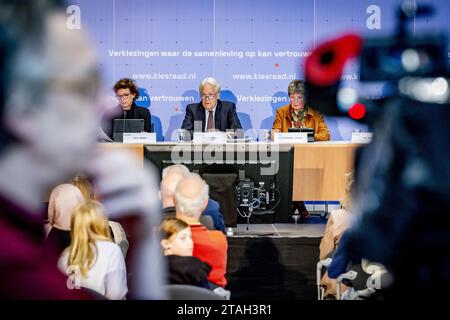 LA HAYE - Wim Kuijken, président du Conseil électoral, lors de l'annonce des résultats officiels des élections à la Chambre des représentants du Conseil électoral. ANP ROBIN UTRECHT netherlands Out - belgique Out Banque D'Images