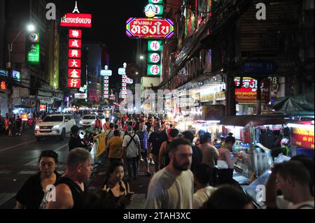 Chinatown à Bangkok est l'un des plus grands Chinatowns au monde, et est réputé pour ses incroyables boutiques et sa cuisine alléchante. Fondée il y a plus de 200 ans, c’est le principal centre de la grande communauté chinoise de Bangkok. Aventurez-vous le long de Yaowarat Road, animé par de nombreuses activités et regorgeant de boutiques proposant une gamme de souvenirs, bijoux et bibelots. Ensuite, arrêtez-vous dans un restaurant familial pour prendre une omelette à huîtres ou un dimsum. Bangkok, Thaïlande. Banque D'Images