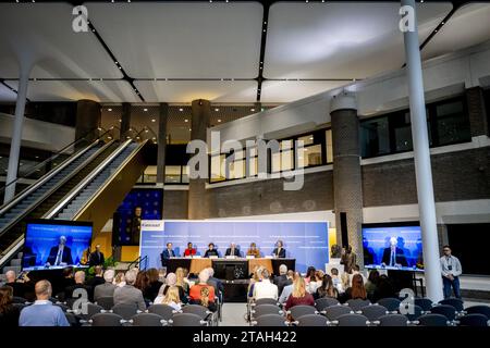 LA HAYE - Wim Kuijken, président du Conseil électoral, lors de l'annonce des résultats officiels des élections à la Chambre des représentants du Conseil électoral. ANP ROBIN UTRECHT netherlands Out - belgique Out Banque D'Images