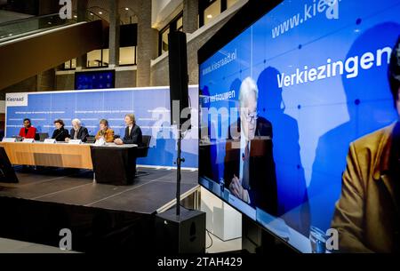 LA HAYE - Wim Kuijken, président du Conseil électoral, lors de l'annonce des résultats officiels des élections à la Chambre des représentants du Conseil électoral. ANP ROBIN UTRECHT netherlands Out - belgique Out Banque D'Images