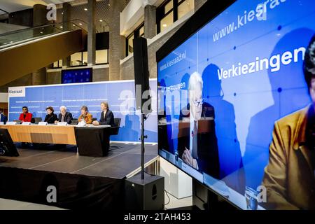 LA HAYE - Wim Kuijken, président du Conseil électoral, lors de l'annonce des résultats officiels des élections à la Chambre des représentants du Conseil électoral. ANP ROBIN UTRECHT netherlands Out - belgique Out Banque D'Images