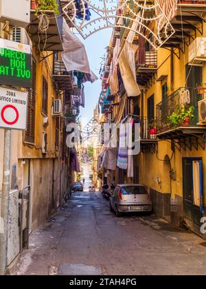 Rue étroite dans le centre historique de Palerme - Sicile, Italie Banque D'Images