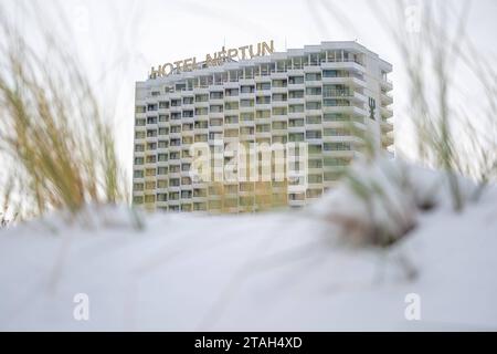 Rostock Warnemünde Strand, Deutschland 30. Novembre 2023 Der chapeau d'hiver Einzug gehalten. Blick auf das Hotel NEPTUN, davor eine verschneite Düne Warnemünde Mecklenburg-Vorpommern *** Rostock Warnemünde Strand, Allemagne 30 novembre 2023 l'hiver est arrivé vue de l'Hôtel NEPTUN, devant une dune enneigée Warnemünde Mecklenburg-Vorpommern Copyright : xFotostandx/xVoelkerx crédit : Imago/Alamy Live News Banque D'Images