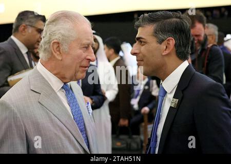 Le roi Charles III (à gauche) s’entretient avec le Premier ministre Rishi Sunak lors de la cérémonie d’ouverture du Sommet mondial sur l’action pour le climat à Cop28 à Dubaï. Date de la photo : Vendredi 1 décembre 2023. Banque D'Images