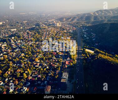 Panorama aérien drone de l'avenue Alfarabi avec circulation automobile et grands bâtiments dans la ville d'Almaty, Kazakhstan Banque D'Images