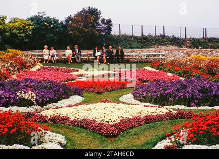 Les gens assis à regarder l'exposition de plantes de jardin à fleurs à The Old Rectory The Gardens, Llandudno, nord du pays de Galles, Royaume-Uni 7 septembre 1969 Banque D'Images