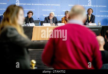 LA HAYE - Wim Kuijken, président du Conseil électoral, lors de l'annonce des résultats officiels des élections à la Chambre des représentants du Conseil électoral. ANP ROBIN UTRECHT netherlands Out - belgique Out Banque D'Images