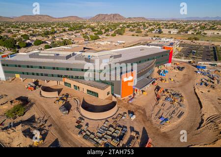 Une vue aérienne d'un grand bâtiment nouvellement construit avec de belles montagnes en arrière-plan Banque D'Images