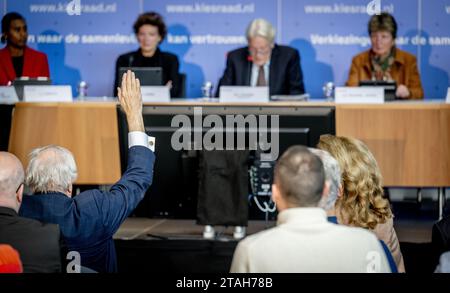 LA HAYE - Wim Kuijken, président du Conseil électoral, lors de l'annonce des résultats officiels des élections à la Chambre des représentants du Conseil électoral. ANP ROBIN UTRECHT netherlands Out - belgique Out Banque D'Images