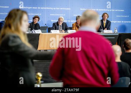 LA HAYE - Wim Kuijken, président du Conseil électoral, lors de l'annonce des résultats officiels des élections à la Chambre des représentants du Conseil électoral. ANP ROBIN UTRECHT netherlands Out - belgique Out Banque D'Images