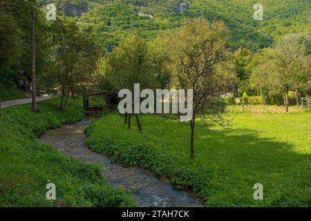 Un petit ruisseau traversant le village de Martin Brod, Bihac, dans le parc national una. Canton d'una-Sana, Fédération de Bosnie-Herzégovine. Début septembre Banque D'Images