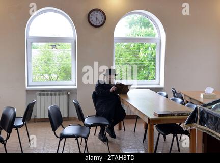 Belz, Ukraine - 11 mai 2015 : Piligrims de Juifs ultra-orthodoxes dans la ville de Belz, région de Lviv. Banque D'Images