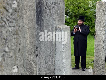 Belz, Ukraine - 11 mai 2015 : des Juifs ultra-orthodoxes priaient sur les tombes de Tazdikim dans la ville de Belz, région de Lviv. Banque D'Images