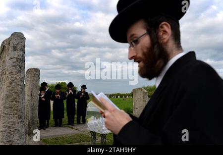 Belz, Ukraine - 11 mai 2015 : des Juifs ultra-orthodoxes priaient sur les tombes de Tazdikim dans la ville de Belz, région de Lviv. Banque D'Images