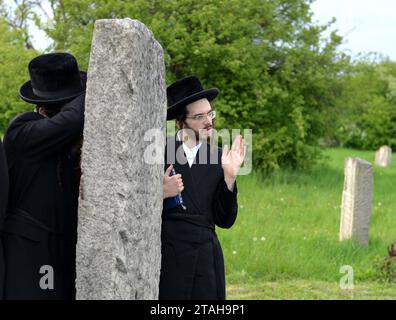 Belz, Ukraine - 11 mai 2015 : des Juifs ultra-orthodoxes priaient sur les tombes de Tazdikim dans la ville de Belz, région de Lviv. Banque D'Images