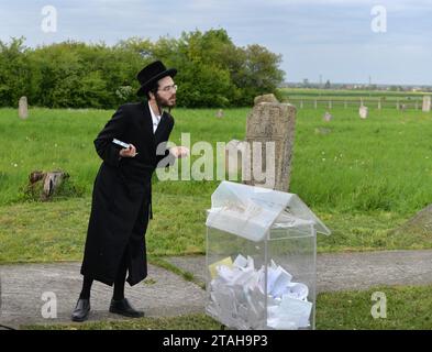 Belz, Ukraine - 11 mai 2015 : des Juifs ultra-orthodoxes priaient sur les tombes de Tazdikim dans la ville de Belz, région de Lviv. Banque D'Images