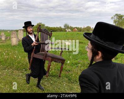 Belz, Ukraine - 11 mai 2015 : des Juifs ultra-orthodoxes priaient sur les tombes de Tazdikim dans la ville de Belz, région de Lviv. Banque D'Images