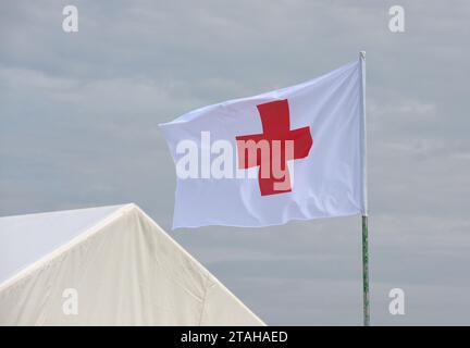 Starytchi, Ukraine - 24 septembre 2020. Drapeau de la Croix-Rouge - le mouvement international de la Croix-Rouge est une organisation humanitaire internationale Banque D'Images