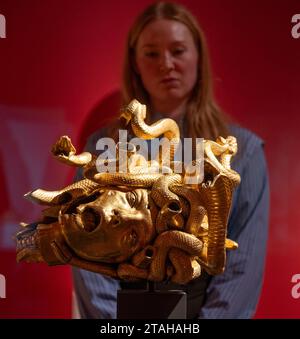 Londres, Royaume-Uni. 1 décembre 2023. Christie’s Classic week couvre l’art de l’Antiquité au XXIe siècle, avec six ventes aux enchères en direct et une vente en ligne, la série se déroulera du 1 au 15 décembre, avec les moments forts des enchères à la vue du public à partir du 21 1 décembre. Les faits saillants incluent : Damien Hirst, la tête coupée de Méduse, 2013, numéro deux d'une édition de trois. Estimation : 500 000 à 700 000 livres sterling. (Art ancien à moderne du Musée d'Art Classique de Mougins, partie I). Crédit : Malcolm Park/Alamy Live News Banque D'Images