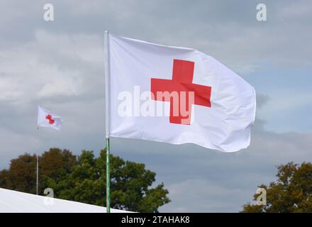 Starytchi, Ukraine - 24 septembre 2020. Drapeaux de la Croix-Rouge - le mouvement international de la Croix-Rouge est une organisation humanitaire internationale Banque D'Images