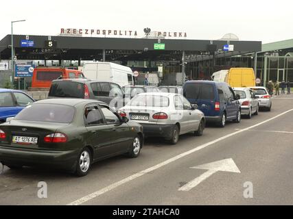 Medyka, Pologne - 11 juin 2017 : point de contrôle Medyka-Shegyni à la frontière avec la Pologne et l'Ukraine et à environ 15 km de la ville polonaise de Przemysl. Banque D'Images