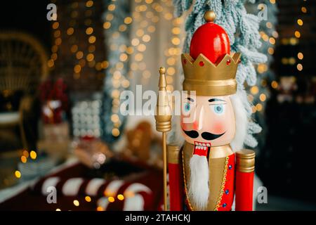 Poupée casse-noisette dans une chambre décorée du nouvel an Banque D'Images