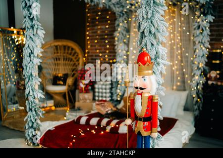 Poupée casse-noisette dans une chambre décorée du nouvel an Banque D'Images